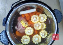 玉米胡萝卜大骨汤的做法图解2
