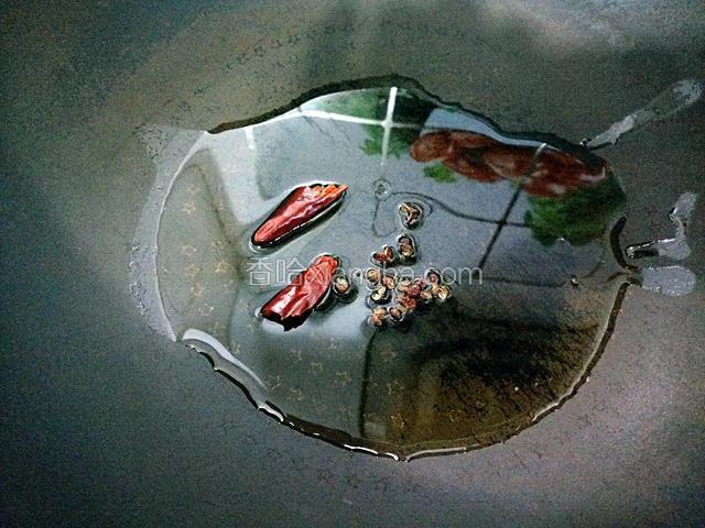 热锅中烧油下花椒，干辣椒爆香，捞出花椒和干辣椒。