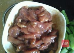 肉丝辣椒丝炒四季豆的做法图解2