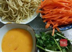 蛋皮炒面的做法图解1