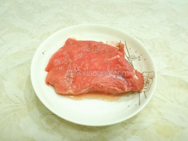 将牛肉洗干净备用。