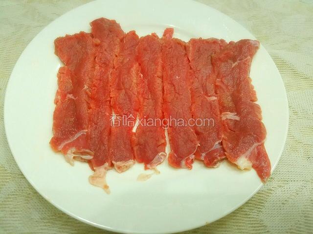 按照整块牛肉的形状我把它切成了长条。