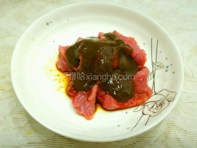 往牛肉里倒上烤肉酱,生抽,油。
