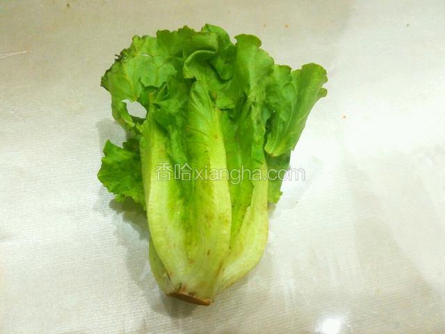 烤肉的同时准备一颗生菜。