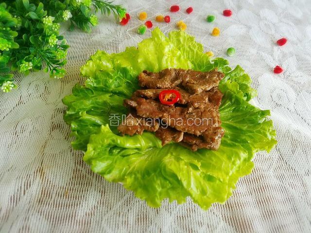 将烤好的牛肉放在生菜上即可。