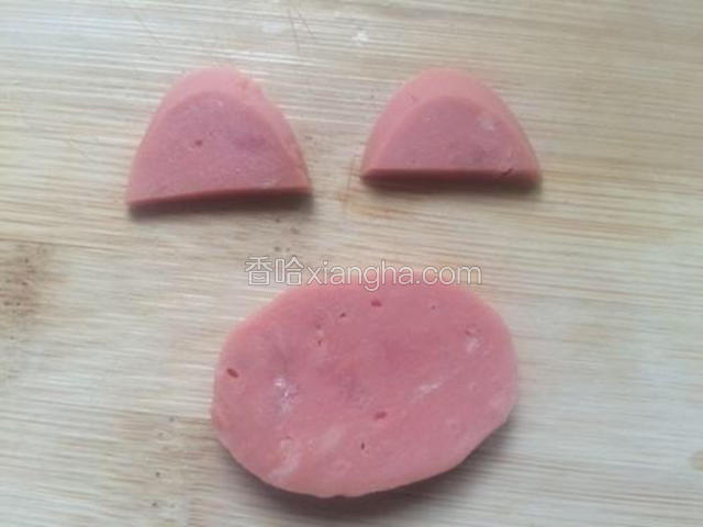 火腿肠切片，割成耳朵，鼻子，手脚