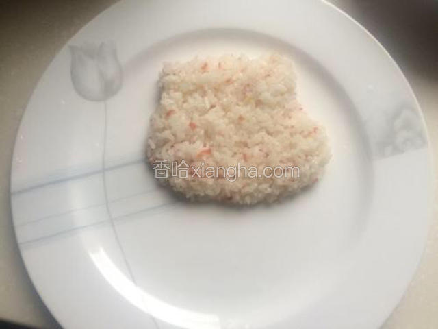 取适量炒饭在盘子上方压出猪头形状