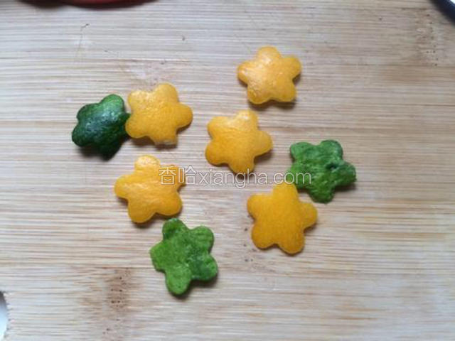 取哈密瓜皮和黄瓜皮用模具压成花，再添点西瓜更好看