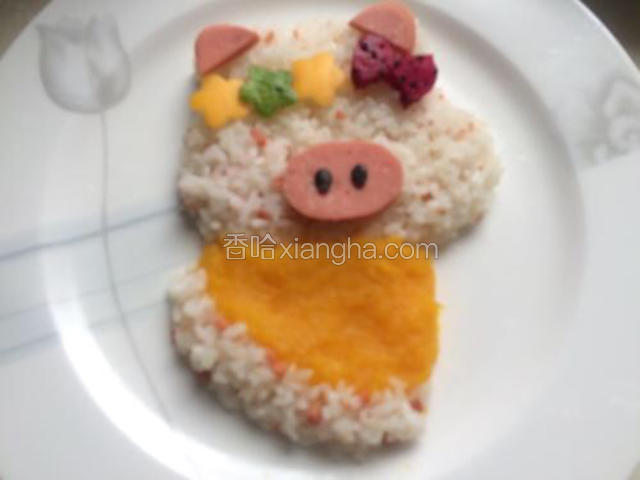 南瓜蒸熟压成泥做裙子，中间再放一条炒饭然后再接着放些南瓜泥