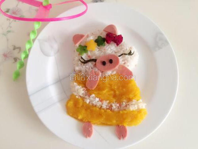 紫菜剪成眼睛，猪脚放上去，裙子稍微修饰一下！