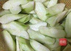 丝瓜炒鸡蛋加瘦肉的做法图解1