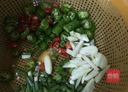 丝瓜炒鸡蛋加瘦肉的做法图解2