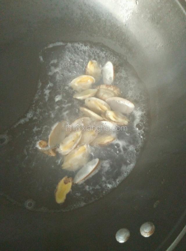 花蛤下锅加姜、料酒煮至开口后捞起备用。