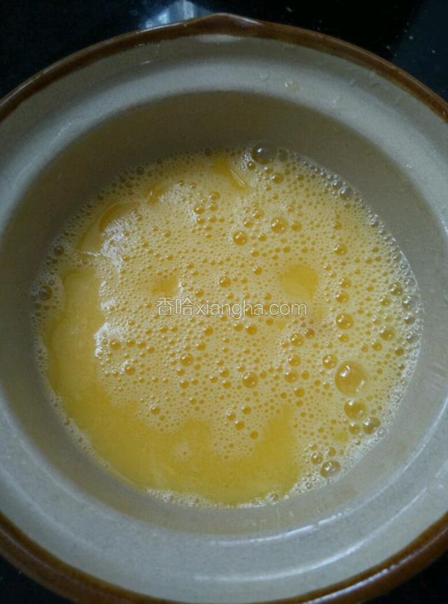 鸡蛋加少许盐打散。