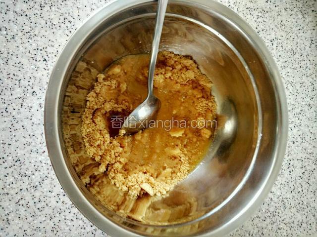 把融化的黄油倒入饼干碎末中拌匀，