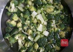 蒜末西兰花胡萝卜的做法图解1