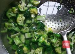 蒜末西兰花胡萝卜的做法图解2