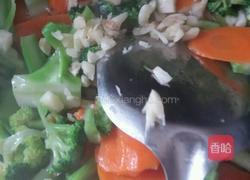 蒜末西兰花胡萝卜的做法图解5