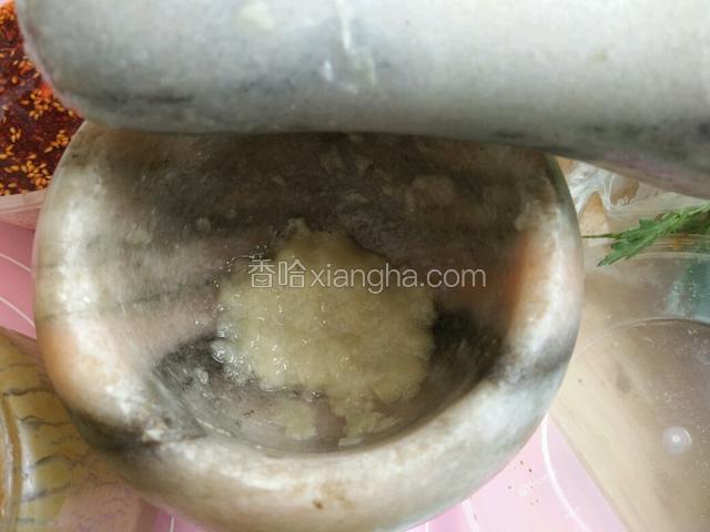 蒜瓣放盐敲碎成蒜泥