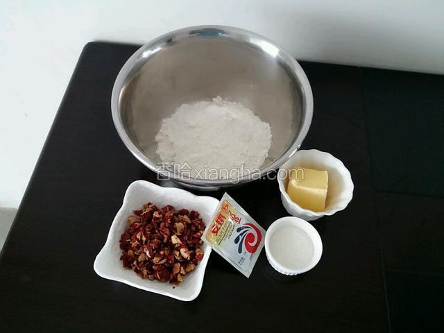 准备材料，将食材称重，红枣去核切碎（鸡蛋0我忘记拍了）