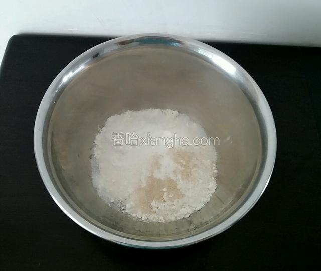 将白砂糖、盐和发酵粉倒入面粉中混合搅拌均匀