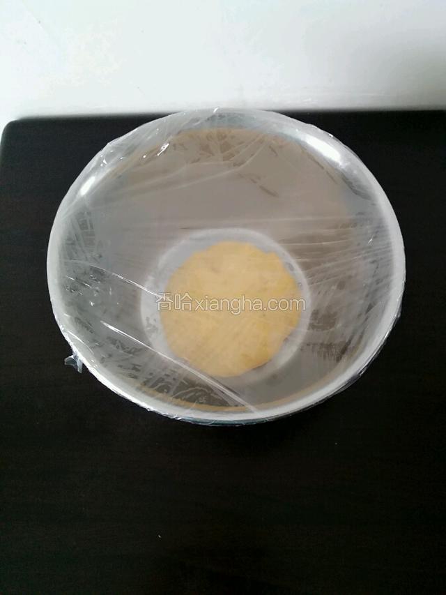 盖上保鲜膜常温下醒发1小时左右