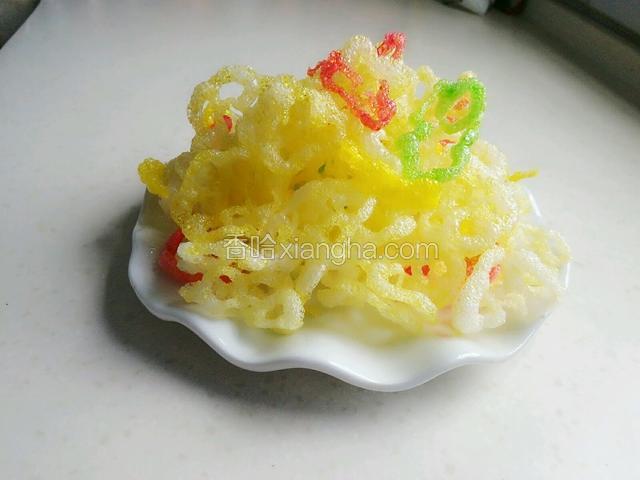 一盘咸香又脆脆的虾片就出锅咯，好好吃。