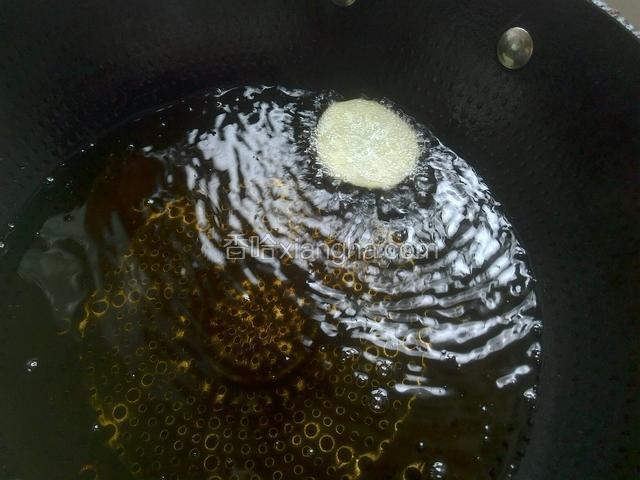锅中放花生油，先试油温。一个土豆片放进热油里，能迅速浮起，这时可以开炸了。