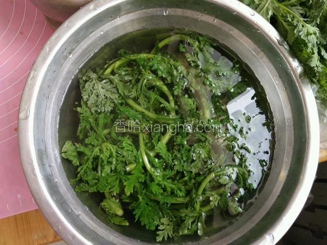 洗完后放入开水锅中烫一下，放入凉水中拔凉