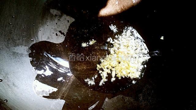 锅内加少许色拉油，小火把姜蒜炒香