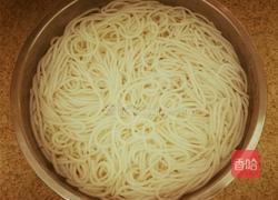 墨鱼瘦肉米线的做法图解3