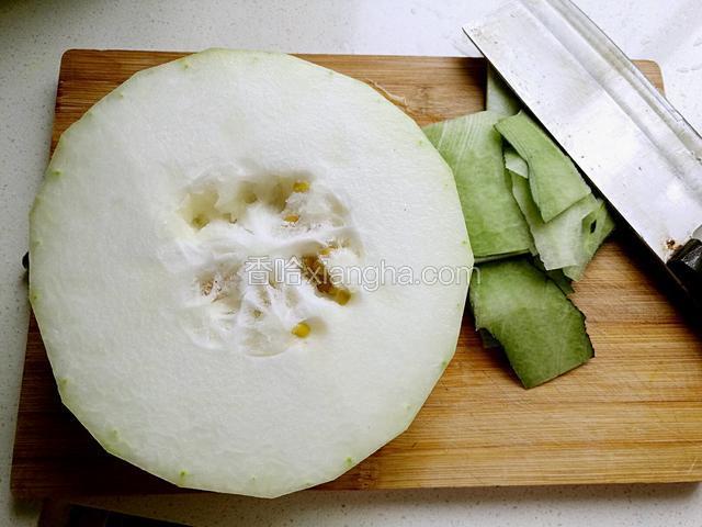 东瓜去皮。