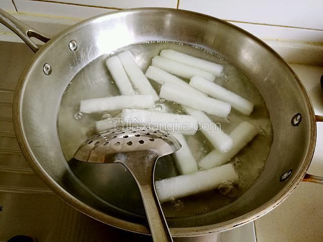 放入冬瓜条氽烫二到三分钟。