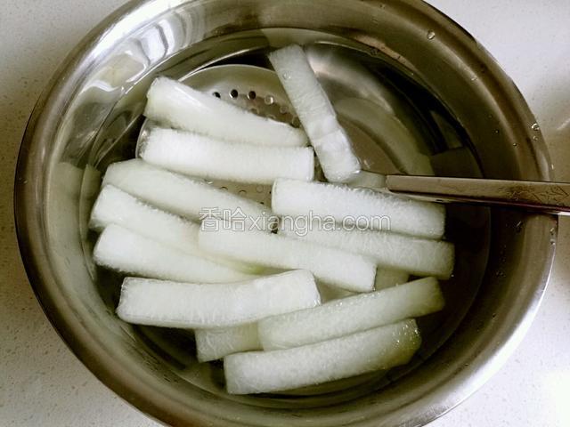 然后捞起放入冷水。