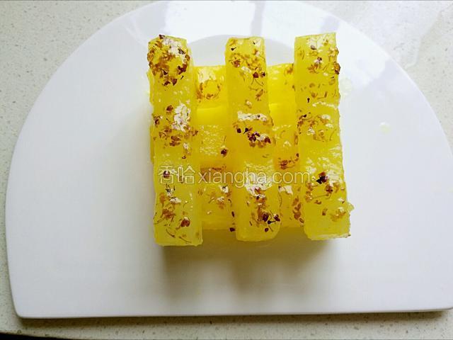 吃的时候用勺子取一点桂花糖浇在冬瓜条上即可，这款小点冷藏12个小时以后再吃，风味更加。