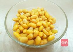 胡萝卜黄豆炒肉末的做法图解1