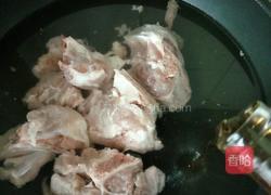 脊骨炖豆角的做法图解1