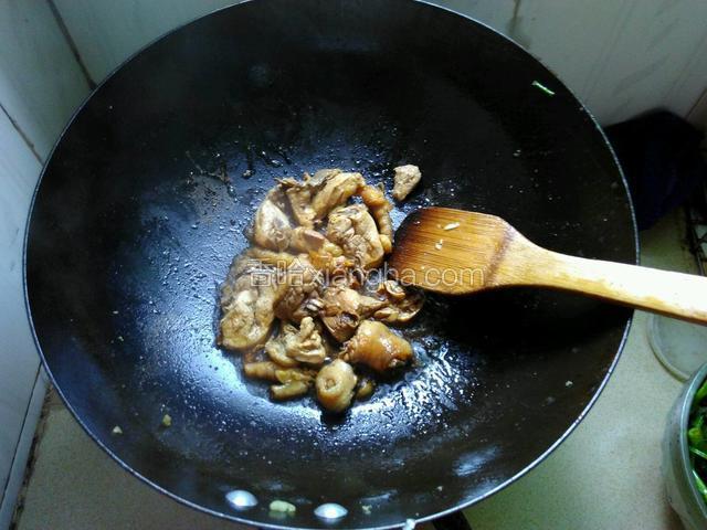 锅里油烧热放入鸡肉