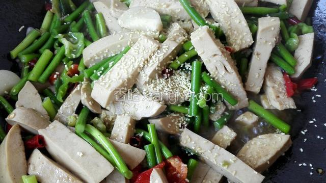 起锅前放入鸡精翻炒均匀即可。