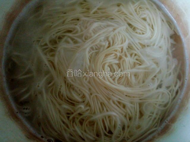 另一个锅内添水开始煮面条