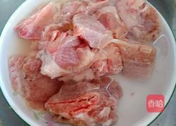 白萝卜脊骨汤（美容的哦）的做法图解1