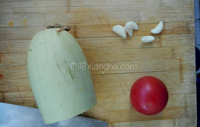 准备材料角瓜西红柿大蒜
