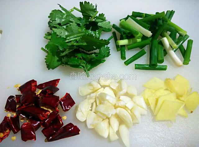 姜，蒜，葱，香菜，干辣椒切好备用