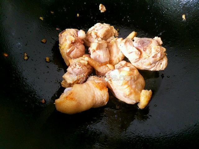 将鸡肉炒变色。