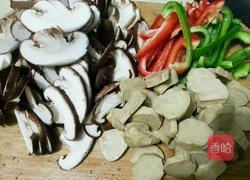 彩椒炒香菇素鸡的做法图解2