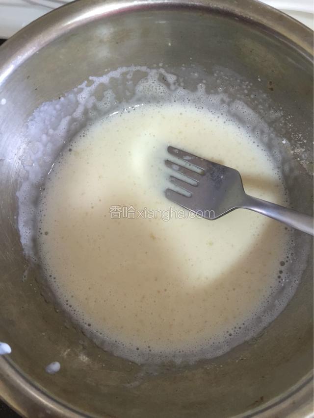 吉利丁粉加入牛奶小火煮融后放凉
