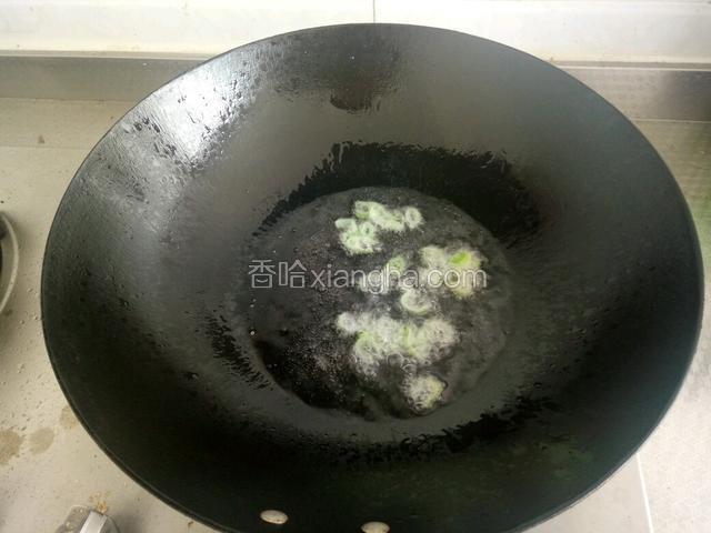 锅烧热放油放葱花爆香