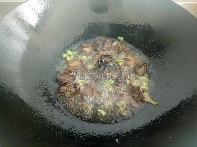 放入松菇生抽翻炒1分钟
