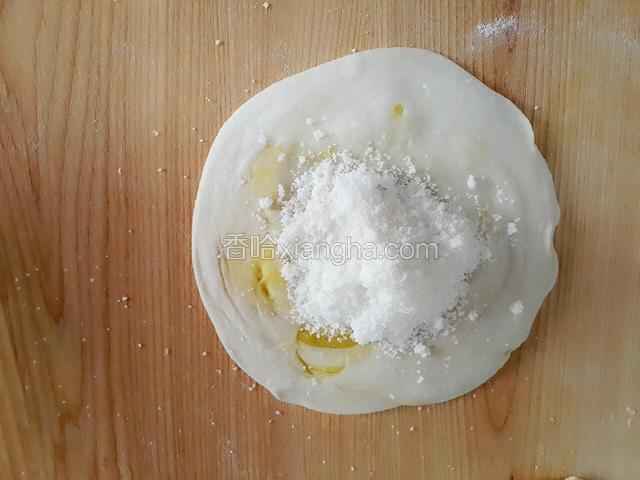 擀成小饼皮，把糖放中间。