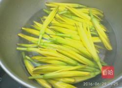 五花肉炒黄花的做法图解2